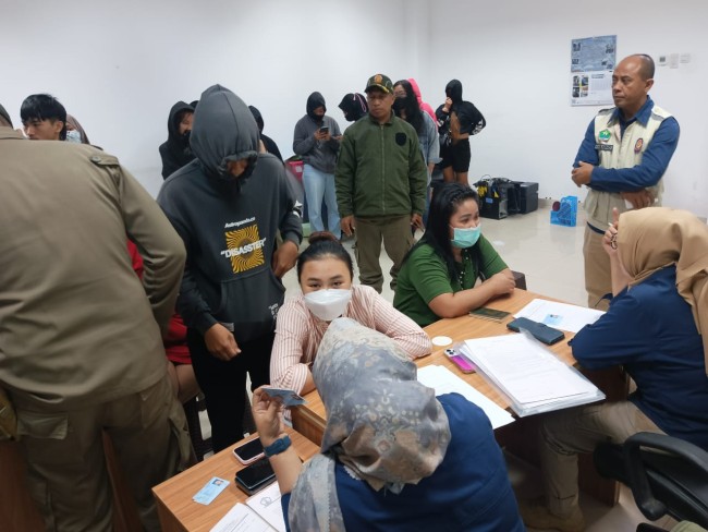 Satpol PP Kota Malang saat mendata pasangan bukan suami istri yang terjaring operasi (foto: istimewa) 