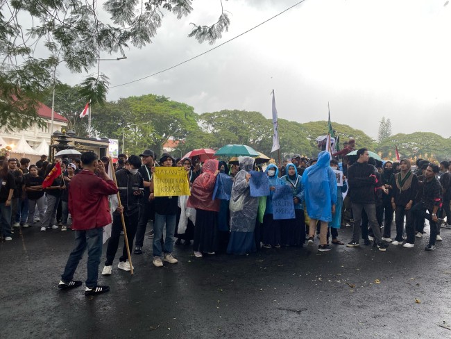 Massa aksi saat masih didepan Gedung DPRD Kota Malang (foto: Hendra Saputra/JatimTIMES) 