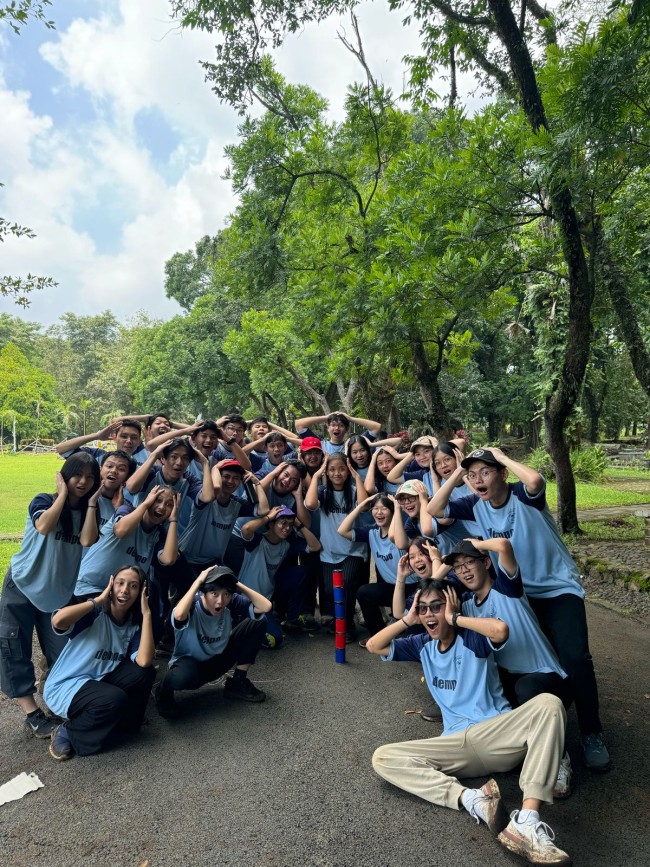 Siswa kelas XII mengikuti outbound dan fun games di Kebun Raya Purwodadi. (Foto: istimewa)