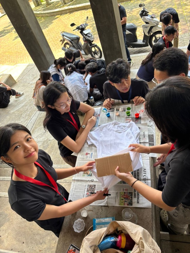 Kegiatan siswa kelas XI berkunjung ke Ubaya Training Center (UTC) sebagai bagian dari tugas akhir literasi membaca di sekolah. (Foto: istimewa)