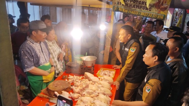 Wali Kota Malang Wahyu Hidayat bersama Wakil Wali Kota Ali Muthohirin meninjau pasar.(Foto: Ahmad Amin/MalangTIMES).