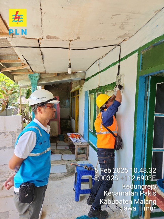 Pemasangan listrik dalam program LUTD oleh PLN. (Foto istimewa)