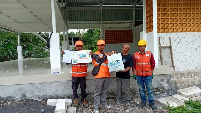 Pak Bakir, penerima bantuan program LUTD PLN. (Foto istimewa) 