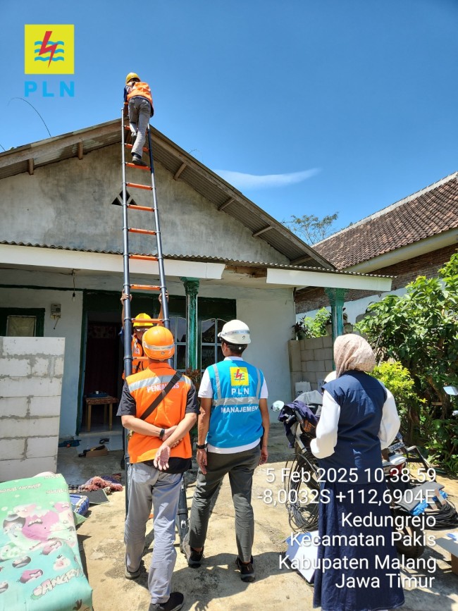 Proses pemasangan listrik dirumah ibu Patemi. (Foto: istimewa)