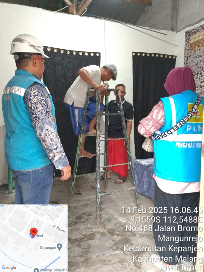 Penyaluran bantuan oleh PLN Malang pada ibu Mistriani. (Foto istimewa)