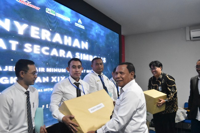 Pemberian doorprize kepada peserta terbaik di acara diklat. (Foto: istimewa)