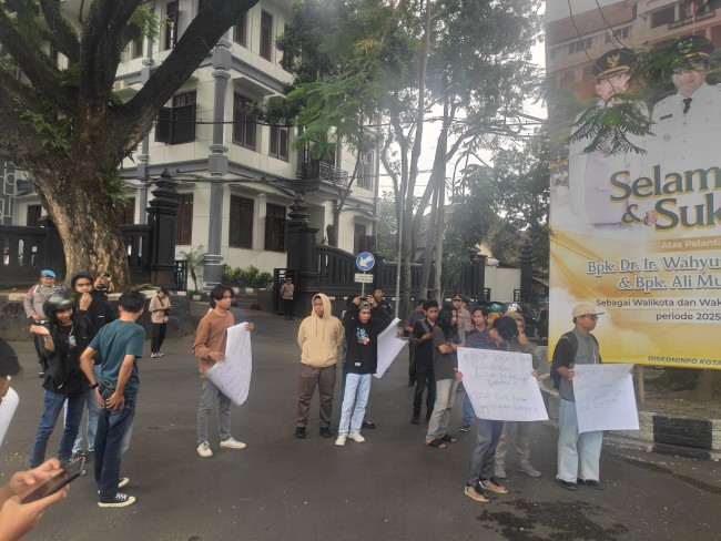 Aksi Gerakan Rakyat Melawan di depan Balaikota Malang, Rabu (5/3/2025). (Foto: istimewa)