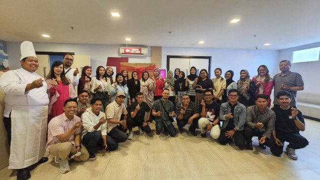 Salah satu rombongan pengunjung yang menikmati iftar di favehotel Malang. (Foto: istimewa)