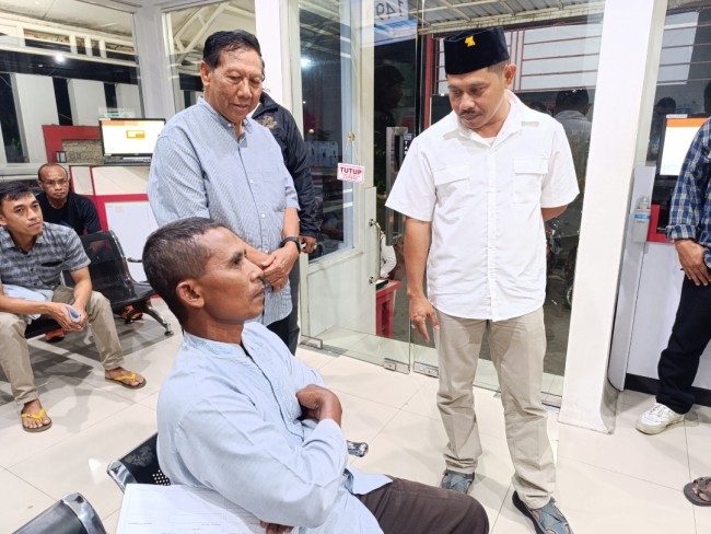 Ginanjar Yoni Wardoyo (menggunakan kopyah) saat menjumpai masyarakat yang akan donor darah (foto: Hendra Saputra/JatimTIMES)