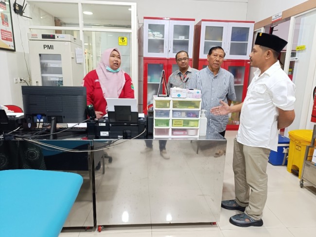 Ginanjar Yoni Wardoyo saat melakukan pengecekan di kantor PMI Kota Malang (foto: Hendra Saputra/JatimTIMES)