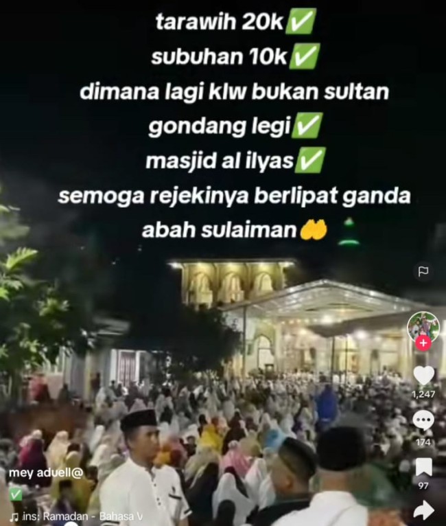 Suasana halaman Masjid Al Ilyas yang dipenuhi jemaah. (Foto: TikTok)