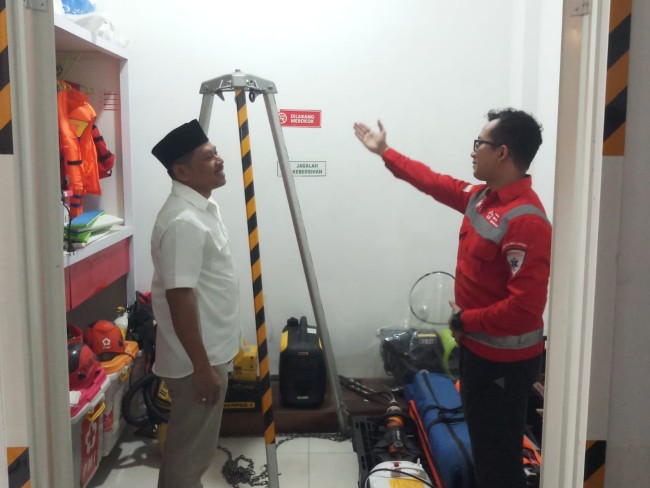 Ginanjar Yoni Wardoyo saat melakukan pengecekan di mako PMI Kota Malang (foto: Hendra Saputra/JatimTIMES)