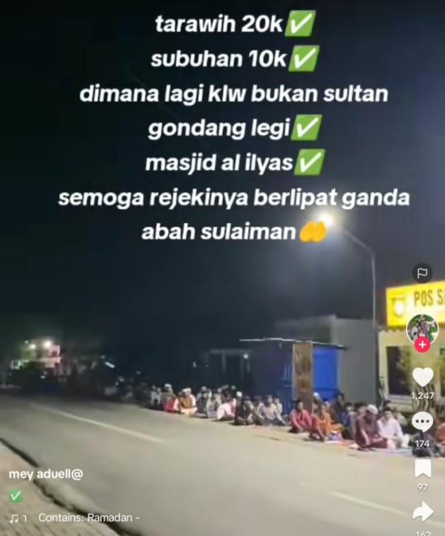 Tampak ratusan jemaah juga salat di pinggir jalan area masjid Al Ilyas Gondanglegi. (Foto: TikTok)