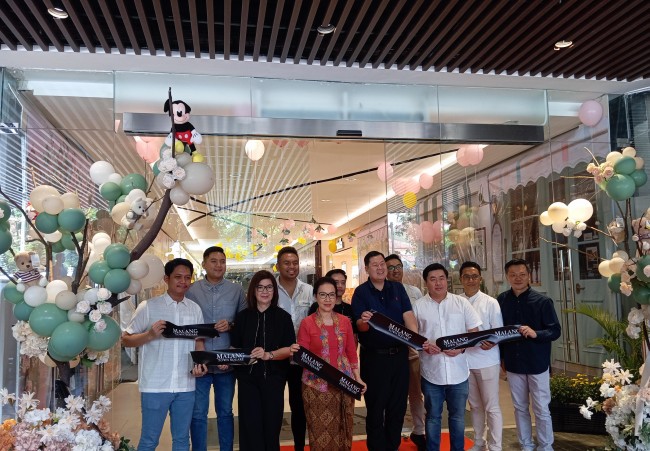 Foto bersama usai grand opening Sociolla, gerai kecantikan dan perawatan diri di Matos. (Foto: istimewa)