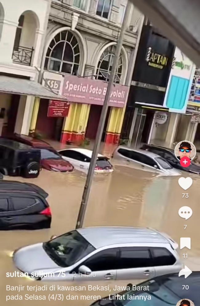Tampak beberapa mobil terendam banjir di Bekasi. (Foto: TikTok)