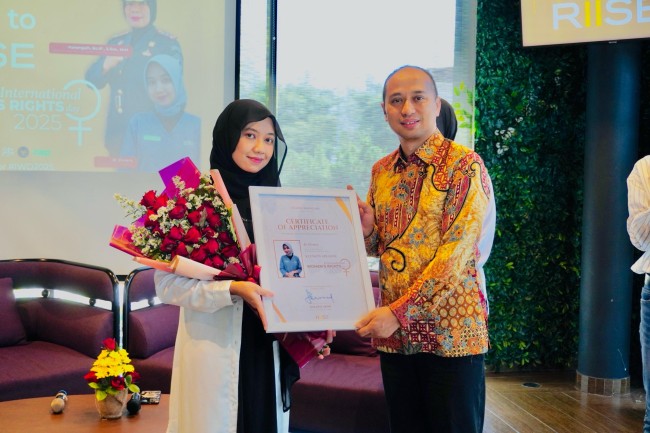 Sugito Adhi, Cluster General Manager Grand Mercure Malang Mirama & Mercure Surabaya Grand Mirama (kanan) memberikan cendera mata kepada dr. Elviera, General Practitioner ZAP Malang Soekarno-Hatta. (Foto: istimewa)