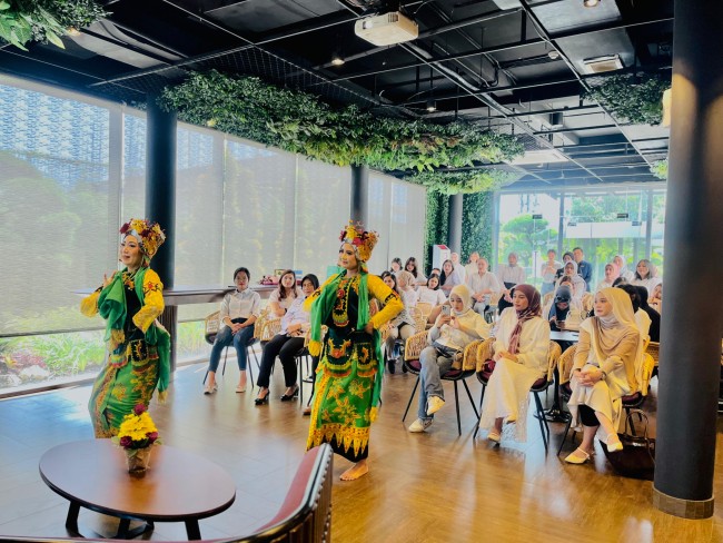 Penampilan penampilan seni dari warga binaan Lapas Perempuan Kelas IIA Malang, yang membawakan Tari Jejer Jaran Dawuk di hadapan peserta talkshow. (Foto: istimewa)