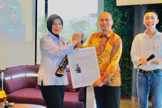 Yunengsih, Bc.IP., S.Sos., M.H., Kepala Lapas Perempuan Kelas IIA Malang menerima cendera mata dari Sugito Adhi, Cluster General Manager Grand Mercure Malang Mirama & Mercure Surabaya Grand Mirama. (Foto: istimewa)  