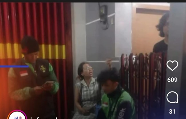 Momen usai kejadian tampak ojol tertunduk lemas setelah motornya dibawa kabur pelaku. (Foto: Instagram)