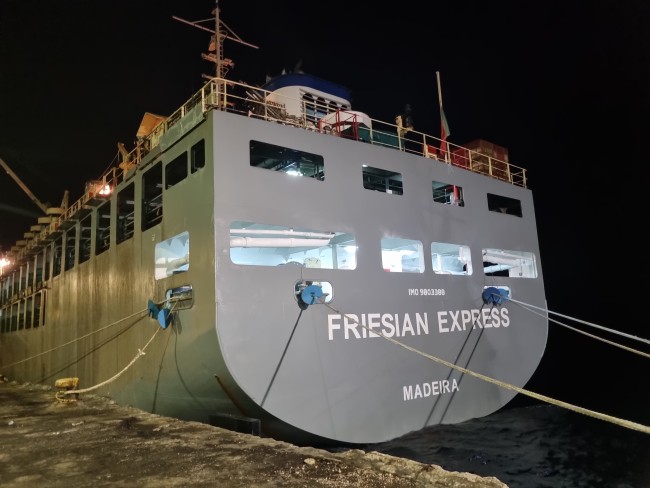 Kapal pengangkut 1.250 ekor sapi perah jenis Frisian Holstein (FH) bunting dengan usia kehamilan 4–6 bulan tiba di Pelabuhan Tanjungwangi, Banyuwangi, pada Minggu (9/3/2025). (Foto: istimewa)