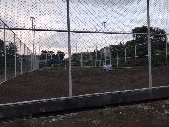 Venue lapangan voli pantai di GOR Ken Arok yang sempat berpolemik.(Foto: Riski Wijaya/MalangTIMES).