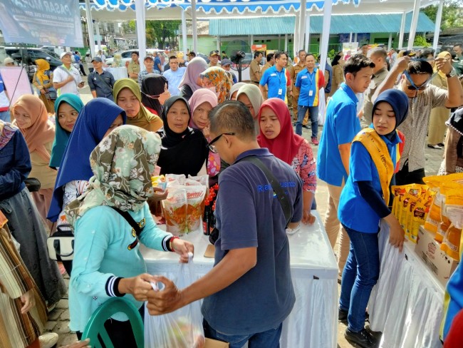 Antrean masyarakat di Pasar Murah di Lapangan Merjosari.(Foto: Riski Wijaya/MalangTIMES)