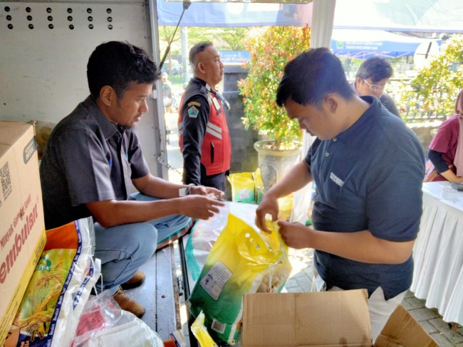 Antusias warga berburu bahan pokok dengan harga terjangkau di Pasar Murah.(Foto: Riski Wijaya/MalangTIMES).