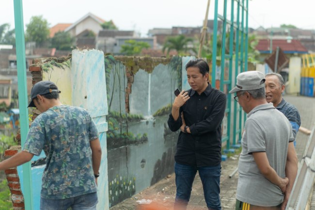 Momen Ketua Komisi C DPRD Kota Malang, M. Anas Muttaqin meninjau lokasi longsor bersama warga. (Foto: istimewa)