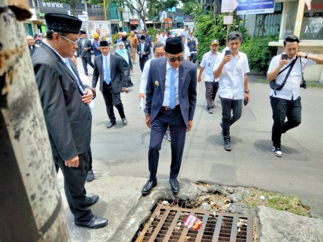 Wali Kota Malang Wahyu Hidayat meninjau kondisi drainase di Jalan Soekarno Hatta.(Foto: Riski Wijaya/MalangTIMES).