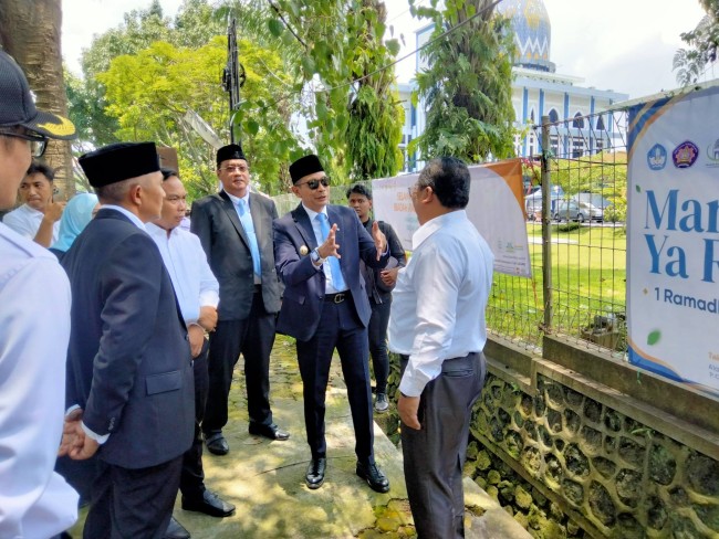 Wali Kota Malang Wahyu Hidayat meninjau kondisi drainase di Jalan Soekarno Hatta.(Foto: Riski Wijaya/MalangTIMES).