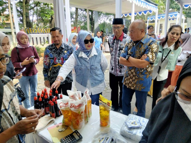 Ketua TP PKK Kota Malang, Hanik Andriani Wahyu Hidayat meninjau gelaran Pasar Murah di Kecamatan Kedungkandang.(Foto: Riski Wijaya/MalangTIMES).