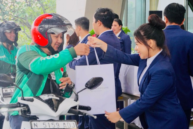 Tim Grand Mercure Malang Mirama membagikan bingkisan kepada pengemudi ojol. (Foto: istimewa)