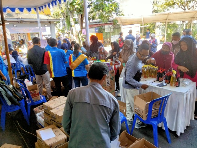 Antusias masyarakat di Pasar Murah Kecamatan Sukun.(Foto: Riski Wijaya/MalangTIMES).