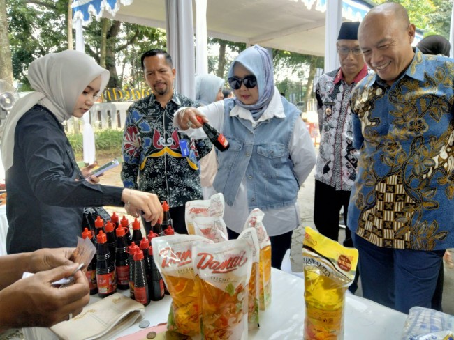 Ketua TP PKK Kota Malang, Hanik Andriani Wahyu Hidayat meninjau gelaran Pasar Murah di Kecamatan Kedungkandang.(Foto: Riski Wijaya/MalangTIMES).