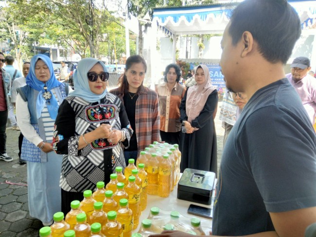 Ketua TP PKK Kota Malang, Hanik Andriani Wahyu Hidayat meninjau pelaksanaan Pasar Murah di Kecamatan Blimbing.(Foto: Riski Wijaya/MalangTIMES).