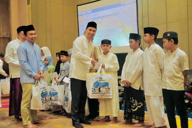 Sugito Adhi, Cluster General Manager Grand Mercure Malang Mirama & Mercure Surabaya Grand Mirama saat memberikan bingkisan kepada anak yatim. (Foto: istimewa)