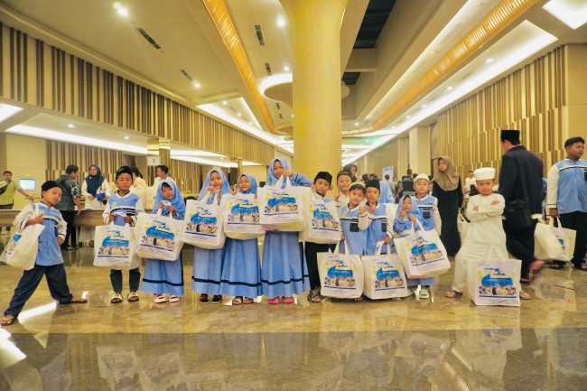 Momen kebahagiaan anak-anak yatim usai mendapatkan santunan. (Foto: istimewa)