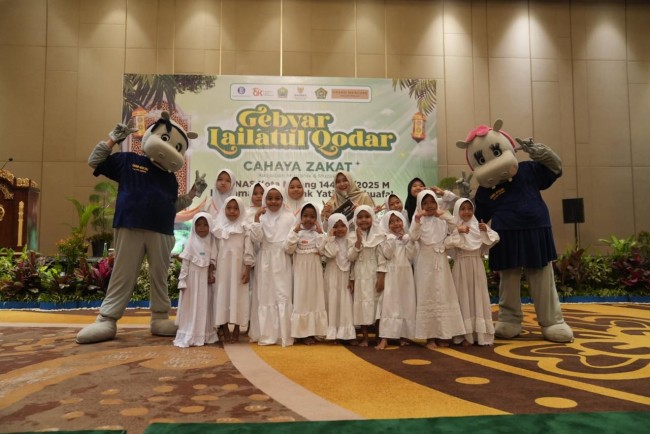 Para anak yatim foto bersama dengan boneka. (Foto: istimewa)