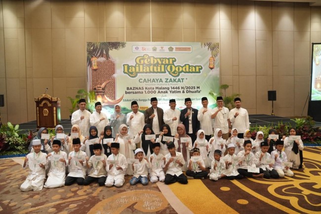 Simbolis pemberian santunan kepada 1000 anak yatim. (Foto: istimewa)