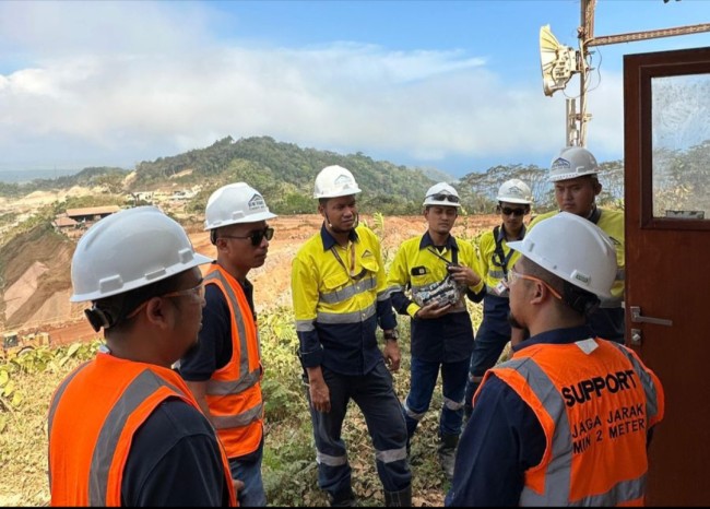 Tim Network Telkomsel dan PT BSI sedang melakukan koordinasi saat pemasangan perangkat telekomunikasi di wilayah PT BSI. (Foto: istimewa)