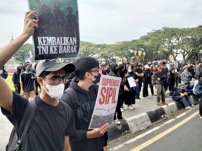 Pendemo membawa poster penolakan terhadap RUU TNI.(Foto: Riski Wijaya/MalangTIMES).