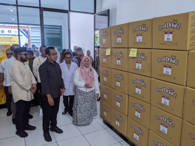 Wali Kota Batu Nurochman melihat pengemasan produk keripik sayur dan buah yang diekspor ke Singapura oleh PT Arjuna Triple Nine.