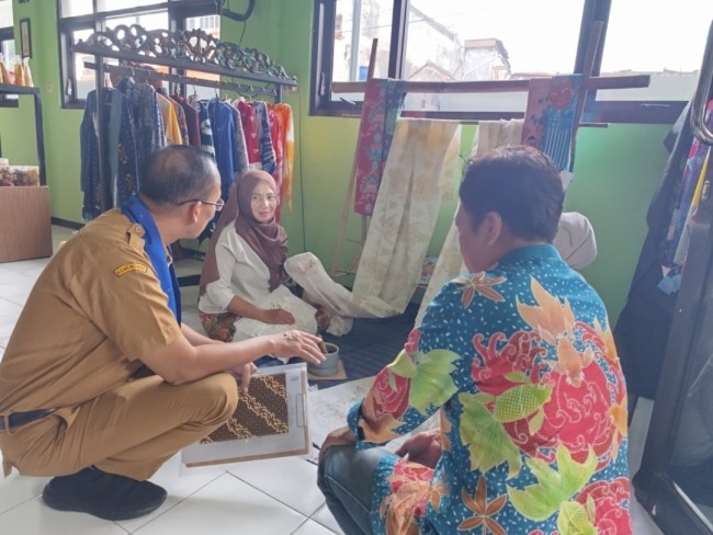 Tim juri saat melakukan penilaian pada sektor UMKM di Kelurahan Bunulrejo (foto: Hendra Saputra/JatimTIMES) 