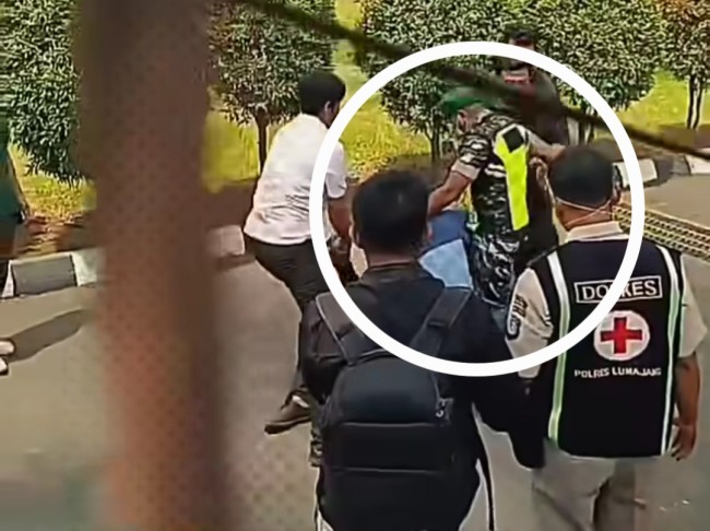 Momen aparat diduga menginjak atau menendang bagian tubuh demonstran. (Foto: Instagram)