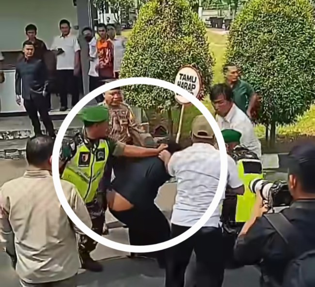 Momen demonstran ditarik oleh aparat. (Foto: istimewa)