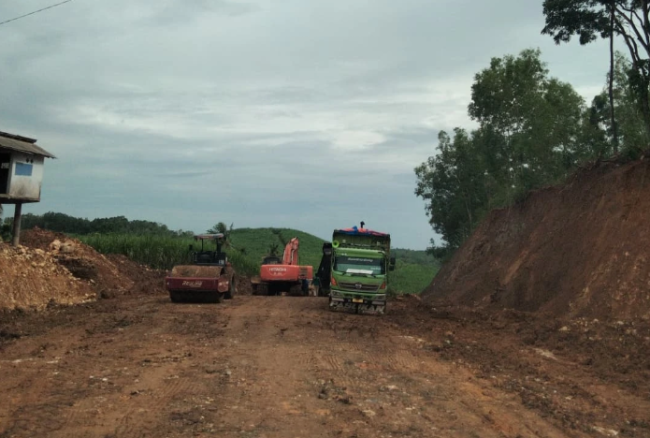 Tampak pengerjaan pembangunan jalan dari Gondanglegi ke persimpangan Balekambang, Kecamatan Bantur, Kabupaten Malang. (Foto: Dok. Prokopim Setda Kabupaten Malang)