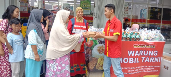 Momen pegawal Alfamart membagikan makanan kepada warga sekitar. (Foto: istimewa)