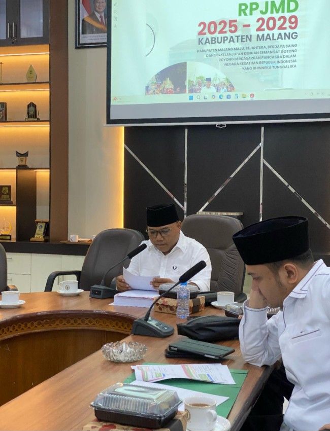 Ketua Bapemperda DPRD Kabupaten Malang, Fathur Rohman saat memimpin rapat. (Foto: istimewa) 