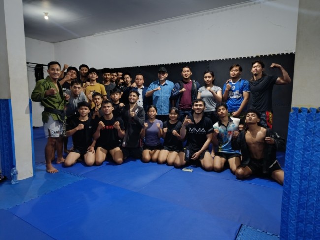 Atlet Persambi Kota Malang bersama Ketum KONI Kota Malang, R Djoni Sudjatmoko (foto: Hendra Saputra/JatimTIMES) 