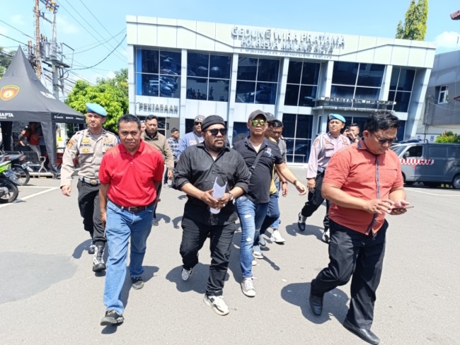 Sejumlah perwakilan KMMPJ saat melakukan laporan di Polresta Malang Kota (foto: Hendra Saputra/JatimTIMES)